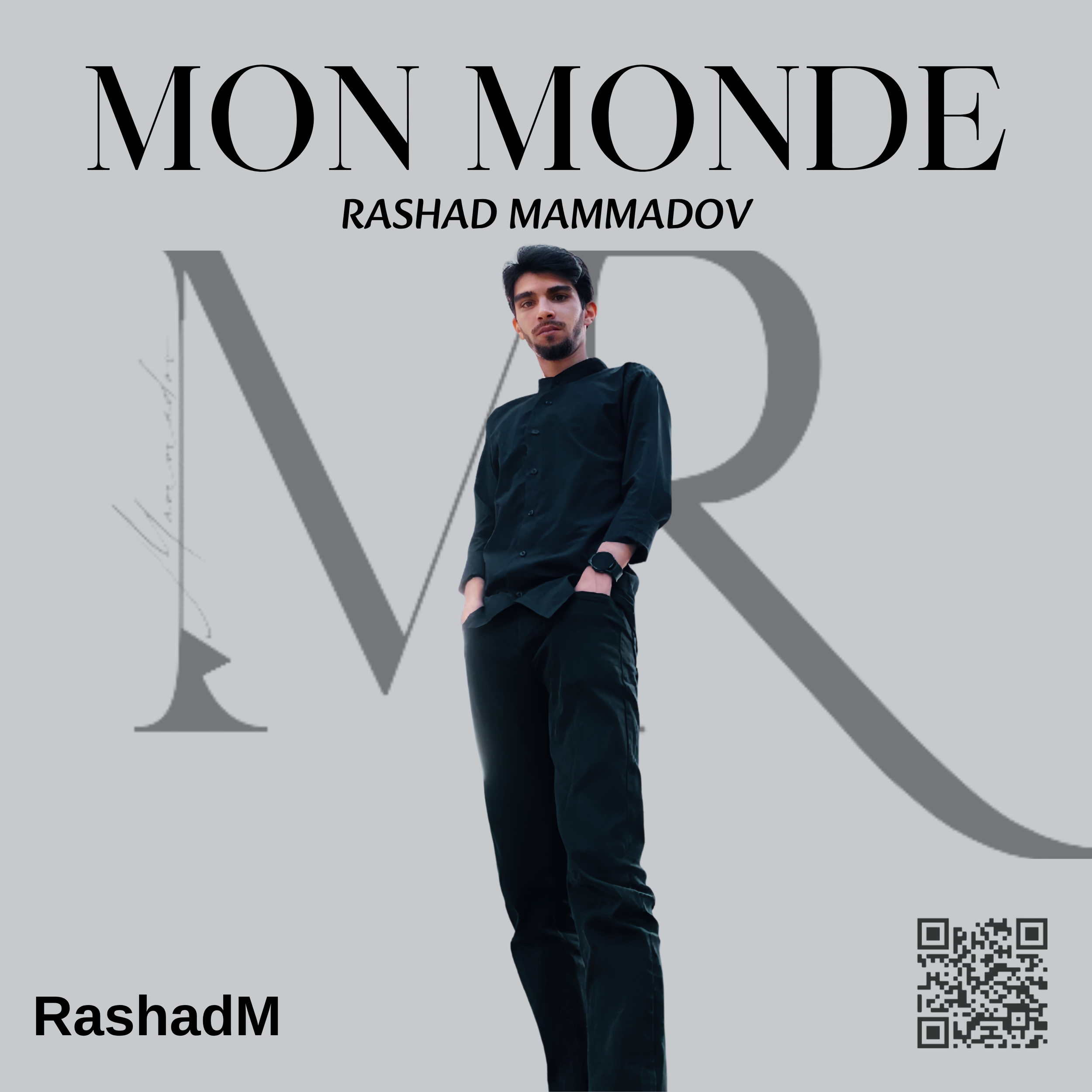 Une affiche avec le titre "MON MONDE", une photo d'un jeune homme portant un vêtement noir, un fond gris avec des éléments graphiques, un code QR en bas à droite, et le nom 'Rashad M'