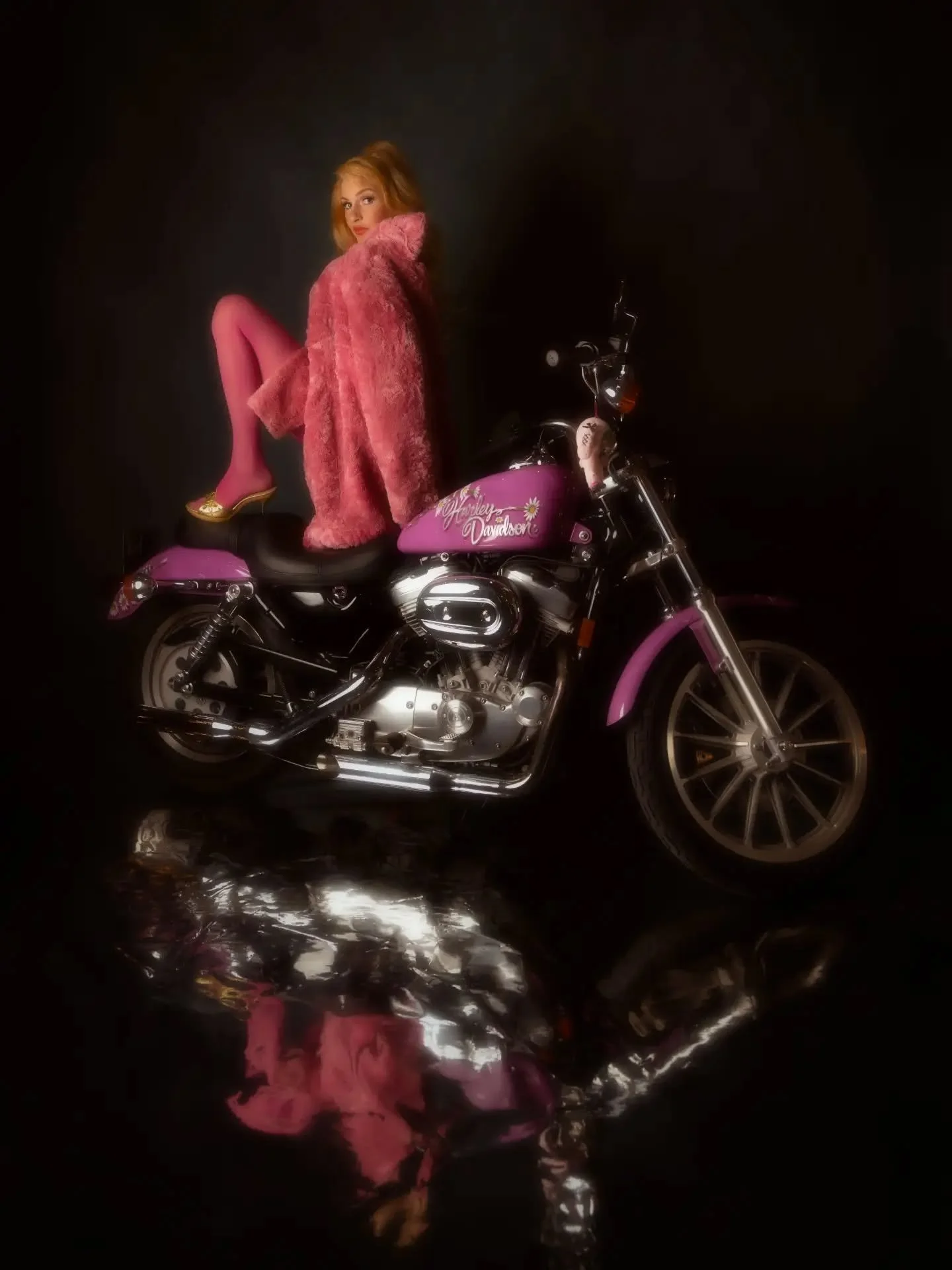 When @lyskei approached me about doing an @officialannmargret inspired shoot with her incredible new @harleydavidson bike formerly owned by Ann Margaret herself, I was SO excited. It was an absolute blast to bring the glowy 60s vibe into my photos an
