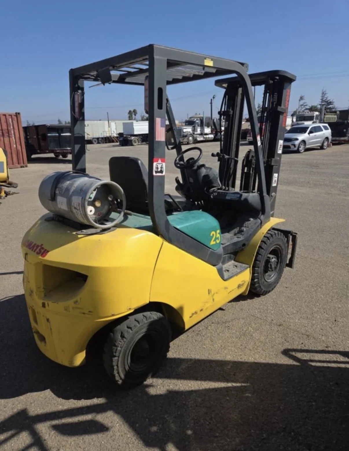 2008 Komatsu G25 forklift, 5,000 lb lifting capacity, shown from the side with its yellow body and black mast.