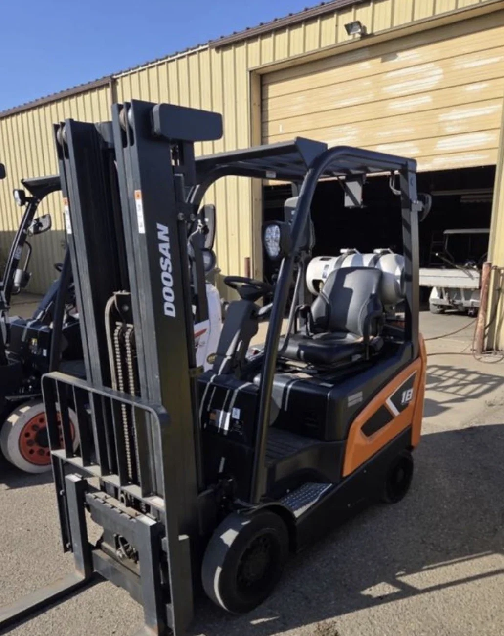2021 Doosan GC18S-9 forklift, close-up of lifting mast and hydraulic components.