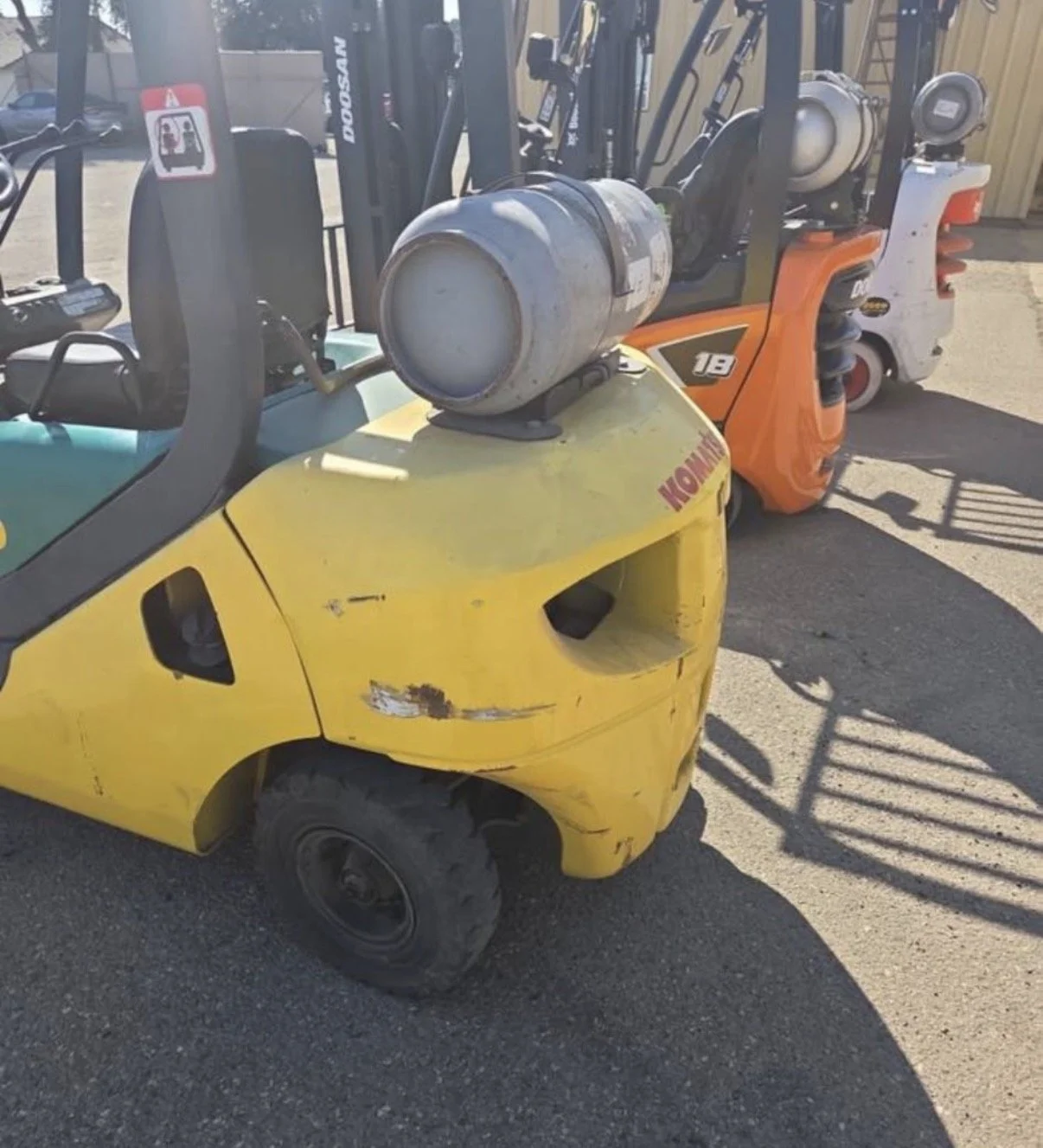 2008 Komatsu G25 forklift, 5,000 lb lifting capacity, side view showing tires and body.