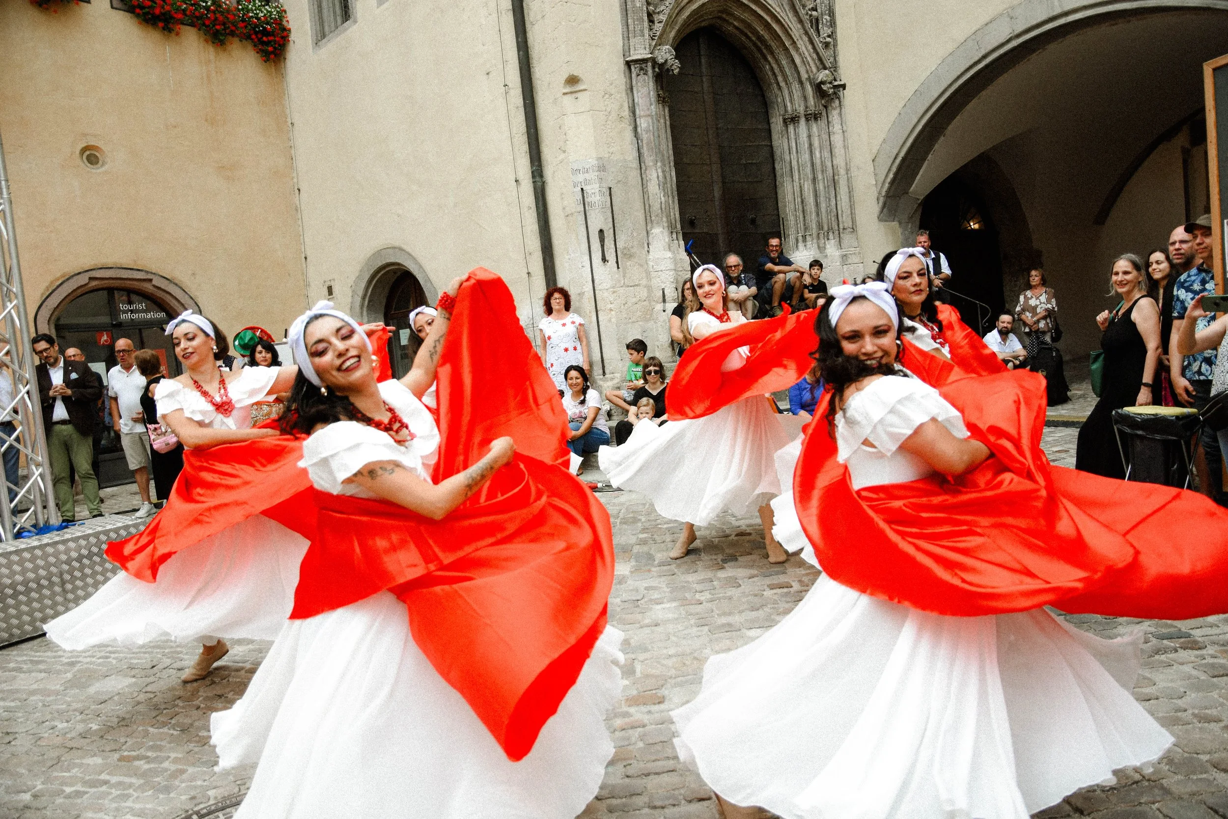 Muestra de baile de Danza Mestiza en Festival Oficina de Turismo de Regensburg.
Regensburg, Alemania — 2026