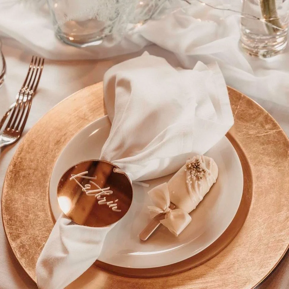 Goldene Details, die den Unterschied machen. ✨
Unsere handgefertigten Nametags waren bei Yvonne &amp; Flo das perfekte Finish f&uuml;r eine schlichte, moderne Tischdekoration &ndash; elegant, clean &amp; bis ins kleinste Detail abgestimmt. 🤍

Fotogr