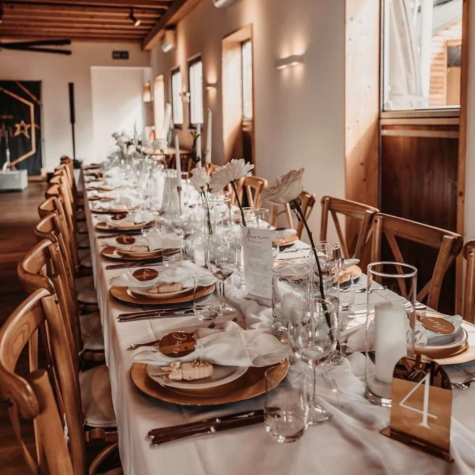 Viele einzelne Vasen mit hochwertiger wei&szlig;er Floristik, goldene Platzteller, wei&szlig;e Stoffservietten und goldene Details. Eine Tischdekoration, die zeitlose Eleganz und Pers&ouml;nlichkeit vereint. ✨

Fotografie: @herzgeschichten.weddings
L