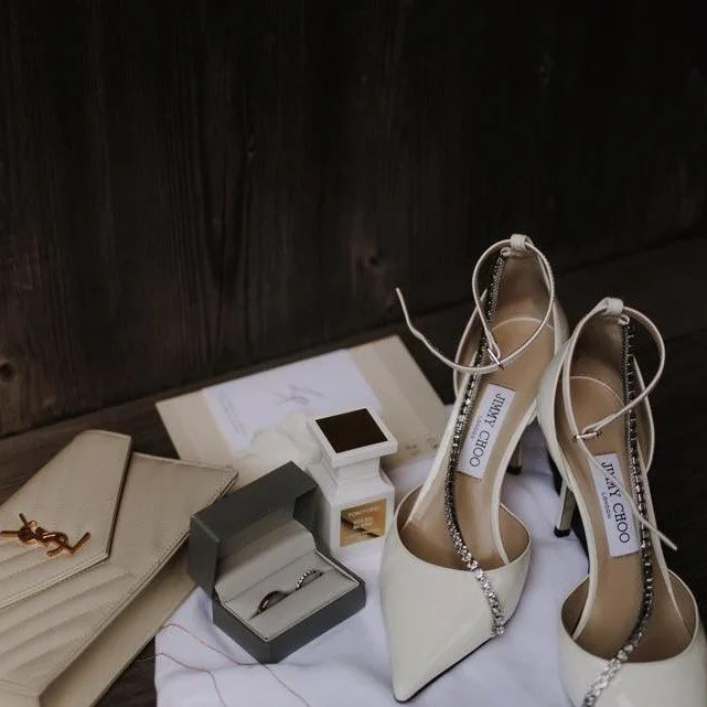 Die sch&ouml;nsten Details f&uuml;r den gro&szlig;en Tag. 🤍

Liebevoll ausgew&auml;hlte Accessoires. 😍 Die Bridal Details unserer wundersch&ouml;nen Braut Lena sind ein echtes Highlight. Jedes einzelne Detail perfekt auf ihren Look abgestimmt und m