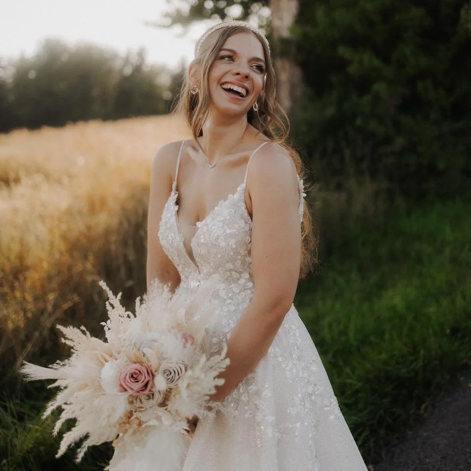 Ein Strahlen, das einfach alles sagt. ✨

Unsere wundersch&ouml;ne Braut Lena! 🥰 Voller Gl&uuml;ck, Liebe und Vorfreude, macht ihr strahlendes L&auml;cheln diesen besonderen Moment einfach unvergesslich.
Perfekt erg&auml;nzt wird ihr Bridal Look durc