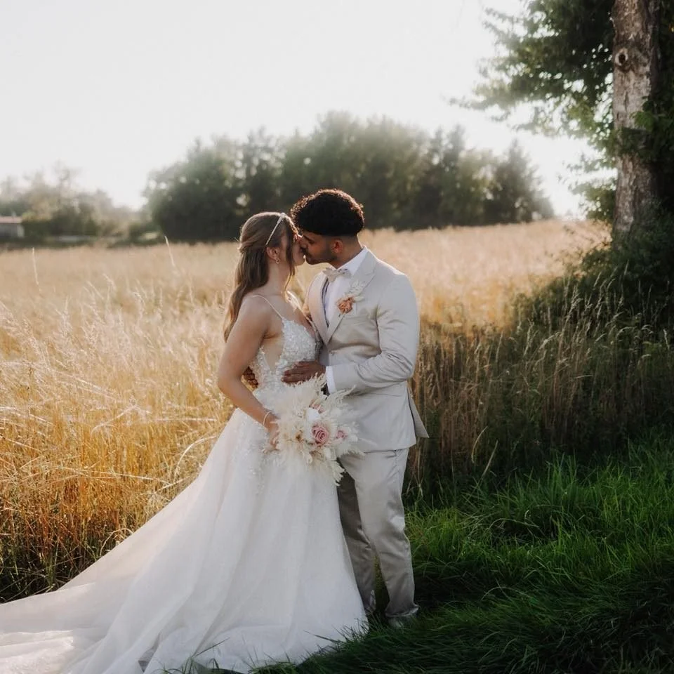 Lena &amp; Rasool &ndash; ein Paar, das einfach verzaubert.😍

Wie verliebt die beiden sind, sp&uuml;rt man in jedem Blick, jedem L&auml;cheln und jeder kleinen Ber&uuml;hrung. Zwei Menschen, die so wunderbar miteinander harmonieren und gemeinsam etw