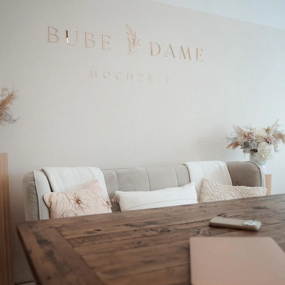 ✨ Let's create some magic ✨

Eure Hochzeit verdient mehr als sch&ouml;ne Dekoration, sie verdient ein durchdachtes Konzept.

Mit einem individuellen Wedding Styling und einer bis ins Detail ausgearbeiteten Designkonzeption erschaffen wir eine Atmosph
