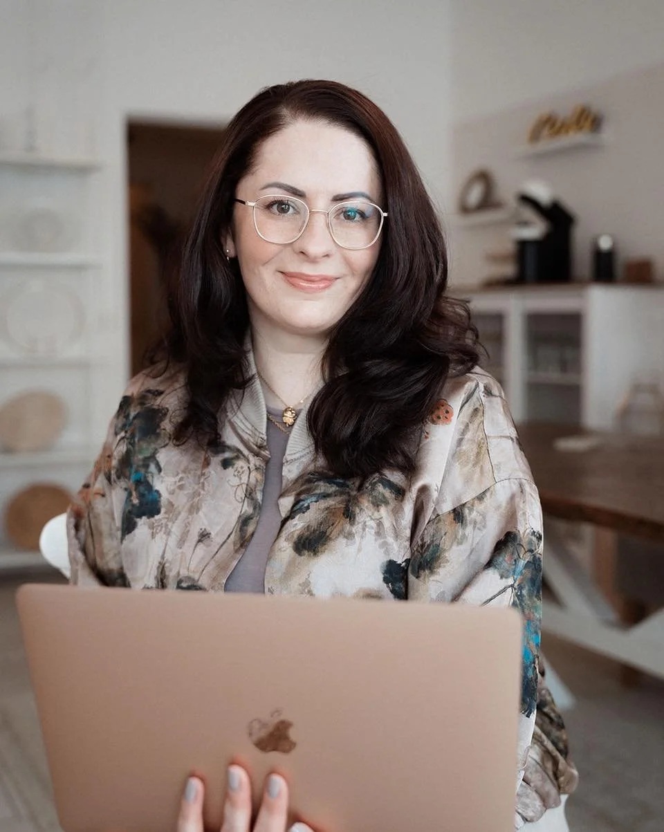Ob komplette Hochzeitsplanung, individuelles Wedding Styling, Floristik, Dekoration oder die Koordination am Hochzeitstag &ndash; mein Ziel ist es, euch den R&uuml;cken freizuhalten und eure Vision mit viel Liebe zum Detail Wirklichkeit werden zu las