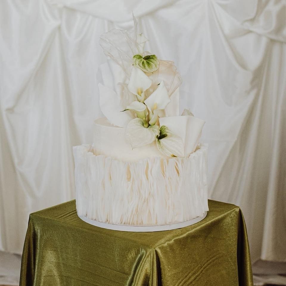 Ein s&uuml;&szlig;er H&ouml;hepunkt, stilvoll inszeniert.✨

Die Hochzeitstorte ist weit mehr als ein Dessert. Sie ist ein Design-Statement, das euer Konzept vollendet und einer der besonderen Momente eures Hochzeitstages.

Zeitlose Eleganz, feinste D