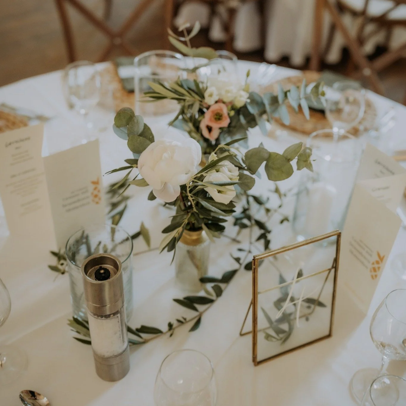 Ein Blick auf die Details, bitte. 🤎✨

Florale Akzente, liebevoll arrangierte Papeterie, feine Strukturen und kleine Highlights, die das Gesamtbild erst so richtig vollkommen machen. Wir lieben es, wenn jedes Element seinen Platz findet und aus viele