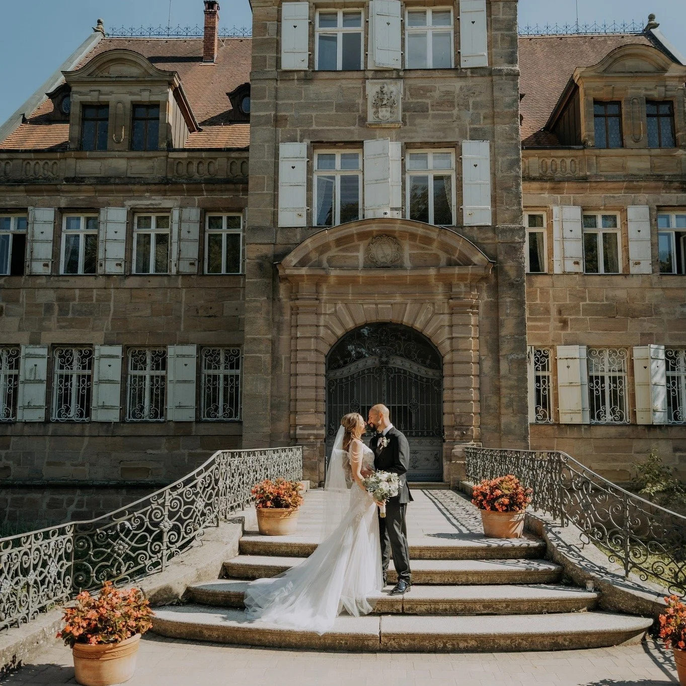 Ein Schloss, zwei verliebte Menschen und diese Bilder, die man am liebsten f&uuml;r immer festhalten m&ouml;chte. 🤍✨

Zwischen historischer Kulisse, einem Schleier im Wind und einem Brautstrau&szlig; voller zarter Bl&uuml;ten ist etwas entstanden, d