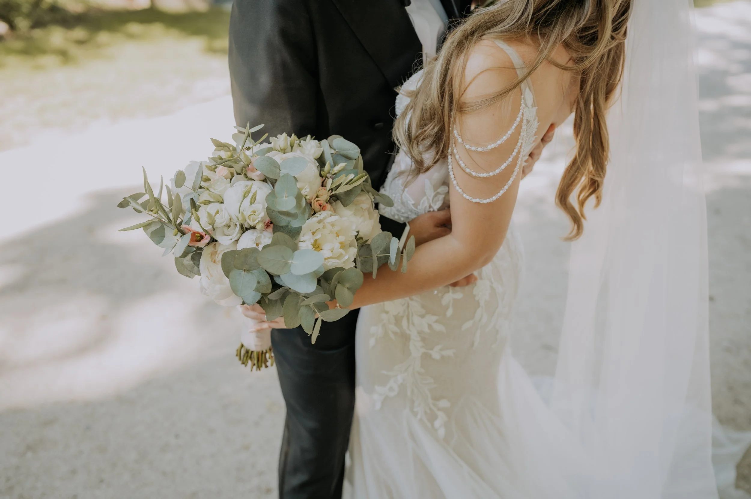 Braustrauß Pfingstrosen Brautkleid