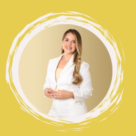 Retrato de una mujer sonriente con cabello largo y suelto, vestida con blazer blanco, en un fondo color beige con un diseño de círculo blanco y amarillo