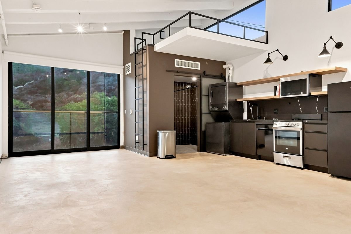 An empty room before virtual staging