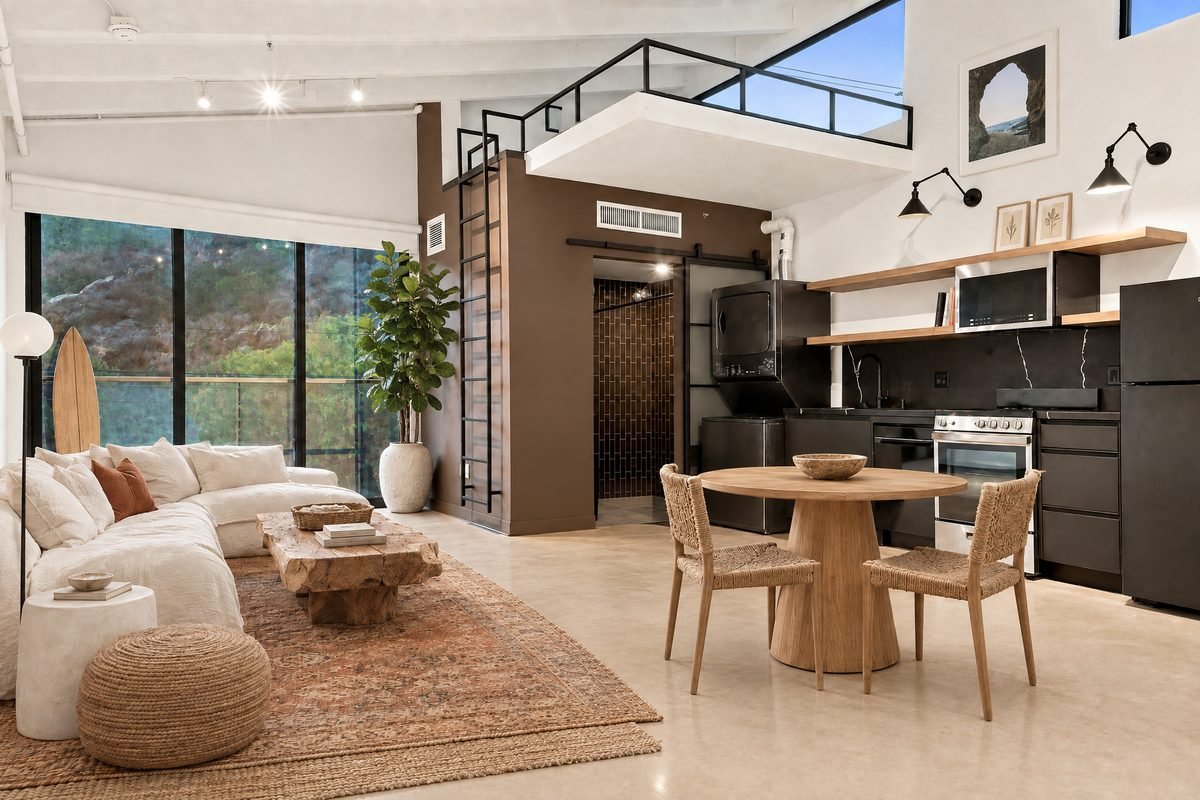 The same room virtually staged