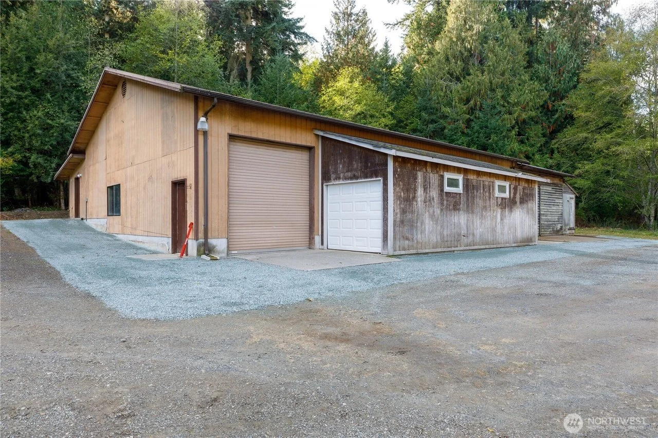 Easy access and maneuvering area for RVs, boats and trailers
