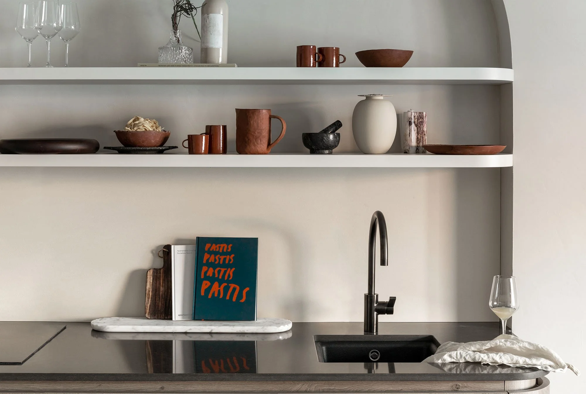 Podium-white-Kitchen-landscape-Northern-Jomi-Evers.jpg