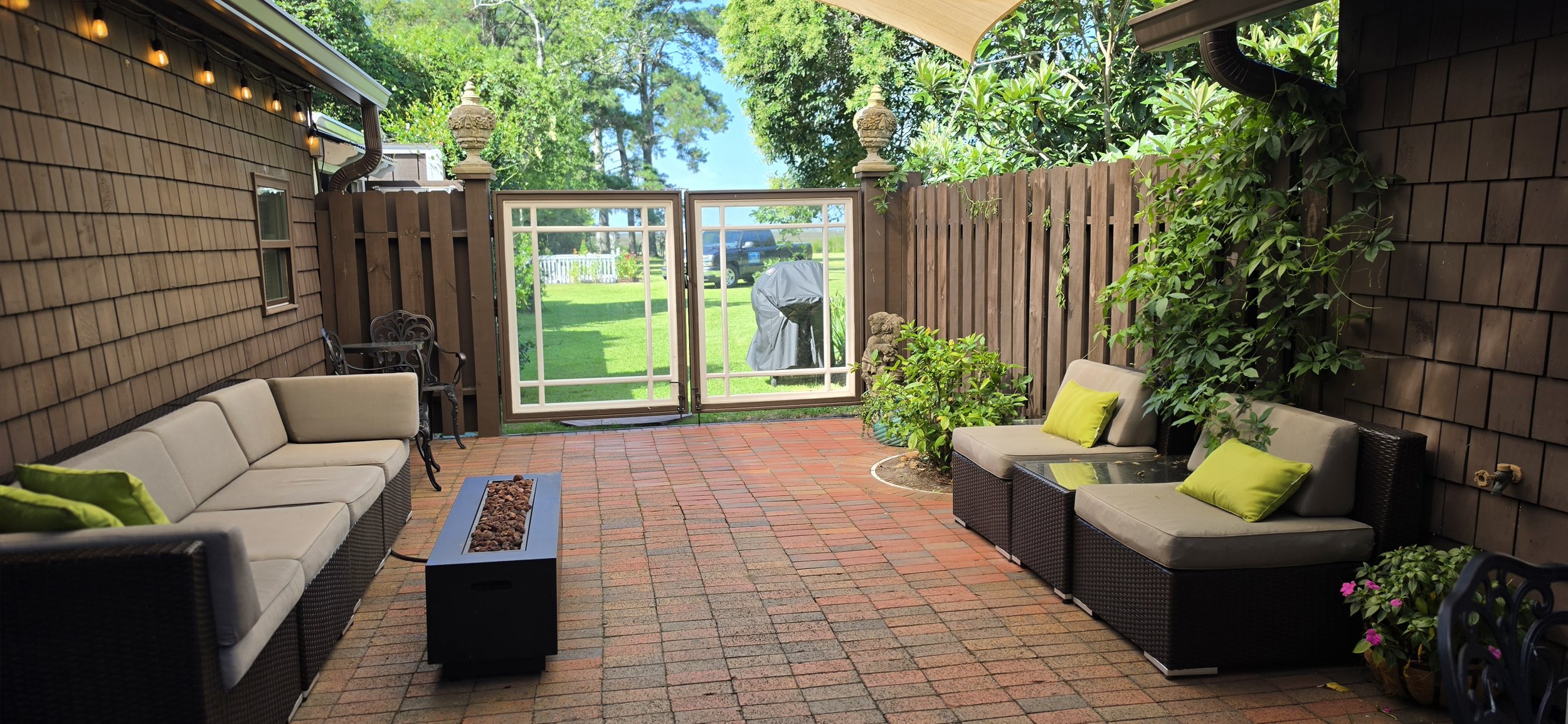 Patio can be closed off for privacy