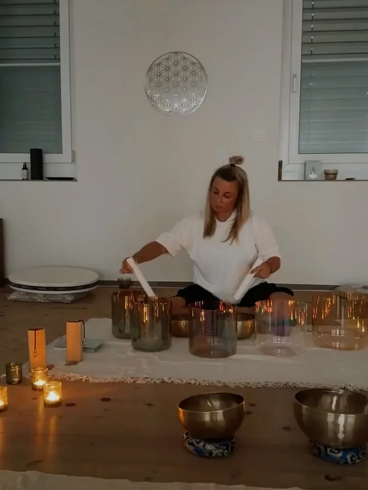 A magical evening with my sound bestie @within.yogaandsound ✨ 
Facilitating an hour of deep sound to a room full of people (and we don&rsquo;t even have a picture of the two of us together). 

Next one coming soon - stay tuned 🫶🏻 #soundbath #soundm
