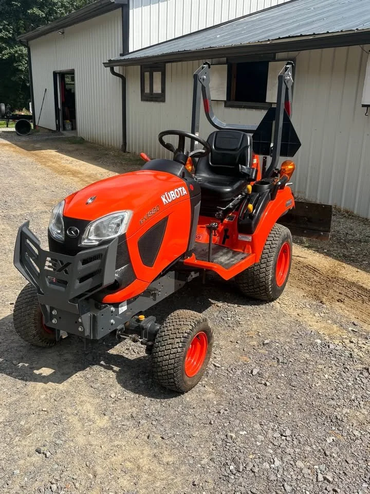 Kubota Tractor - 28 Hours - Finish Mower - Angle Blade