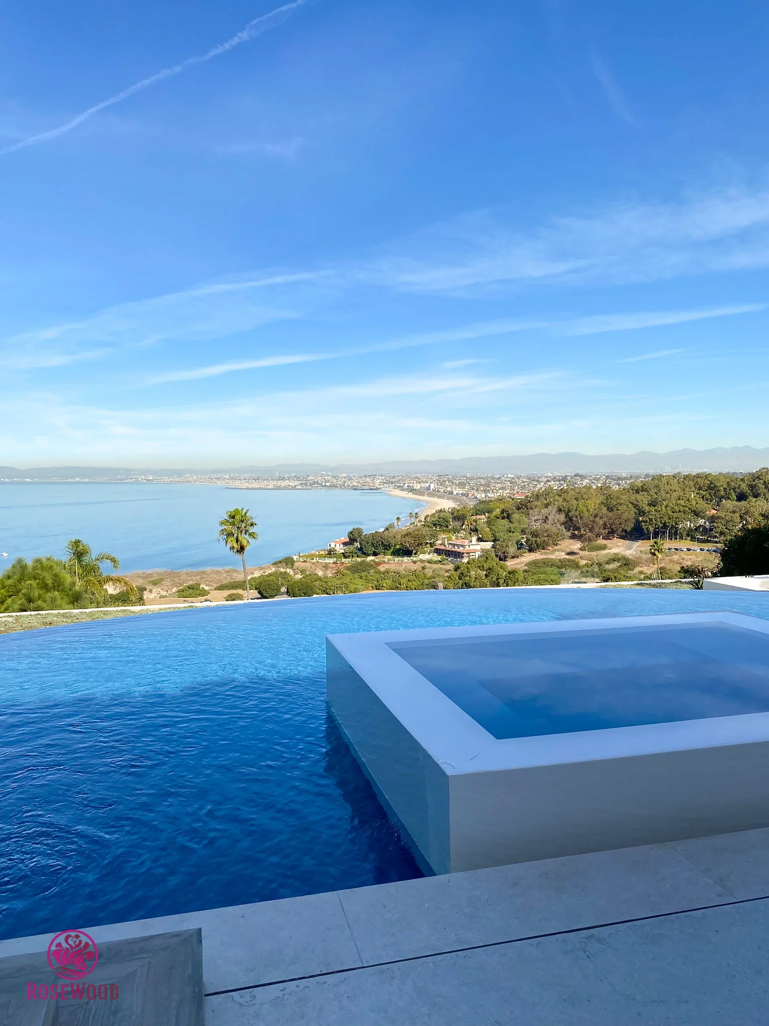 Infinity pool and spa with ocean view by Rosewood Landscape