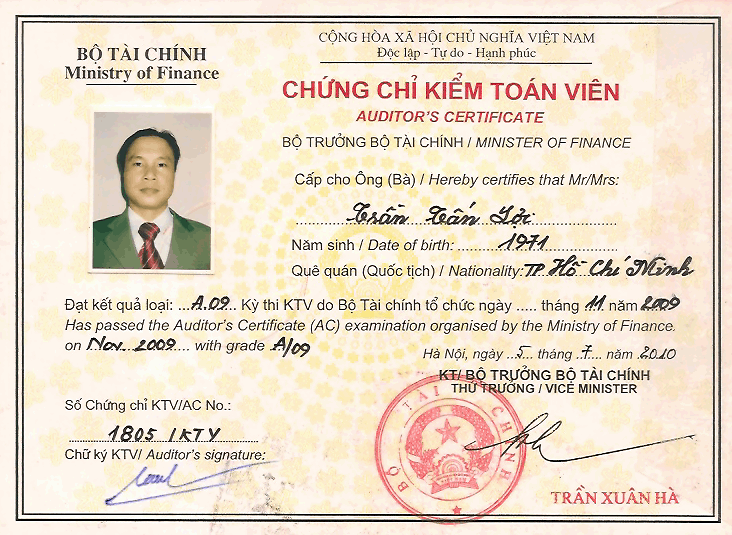 Vietnamese auditor's certification card featuring a man's photo, official seals, and signatures, issued by the Ministry of Finance of Vietnam.