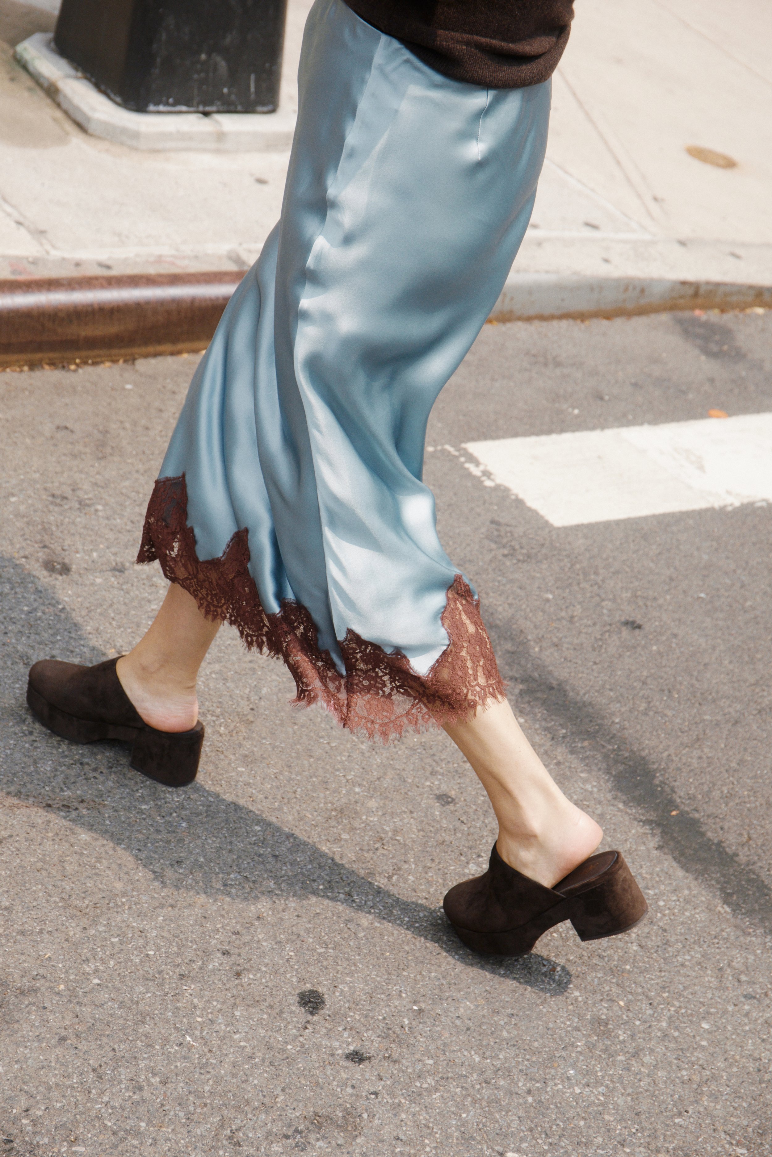 20260728_Margaux_AlisonRoman_AtlanticClog_DarkChocolateSuede_10.jpg