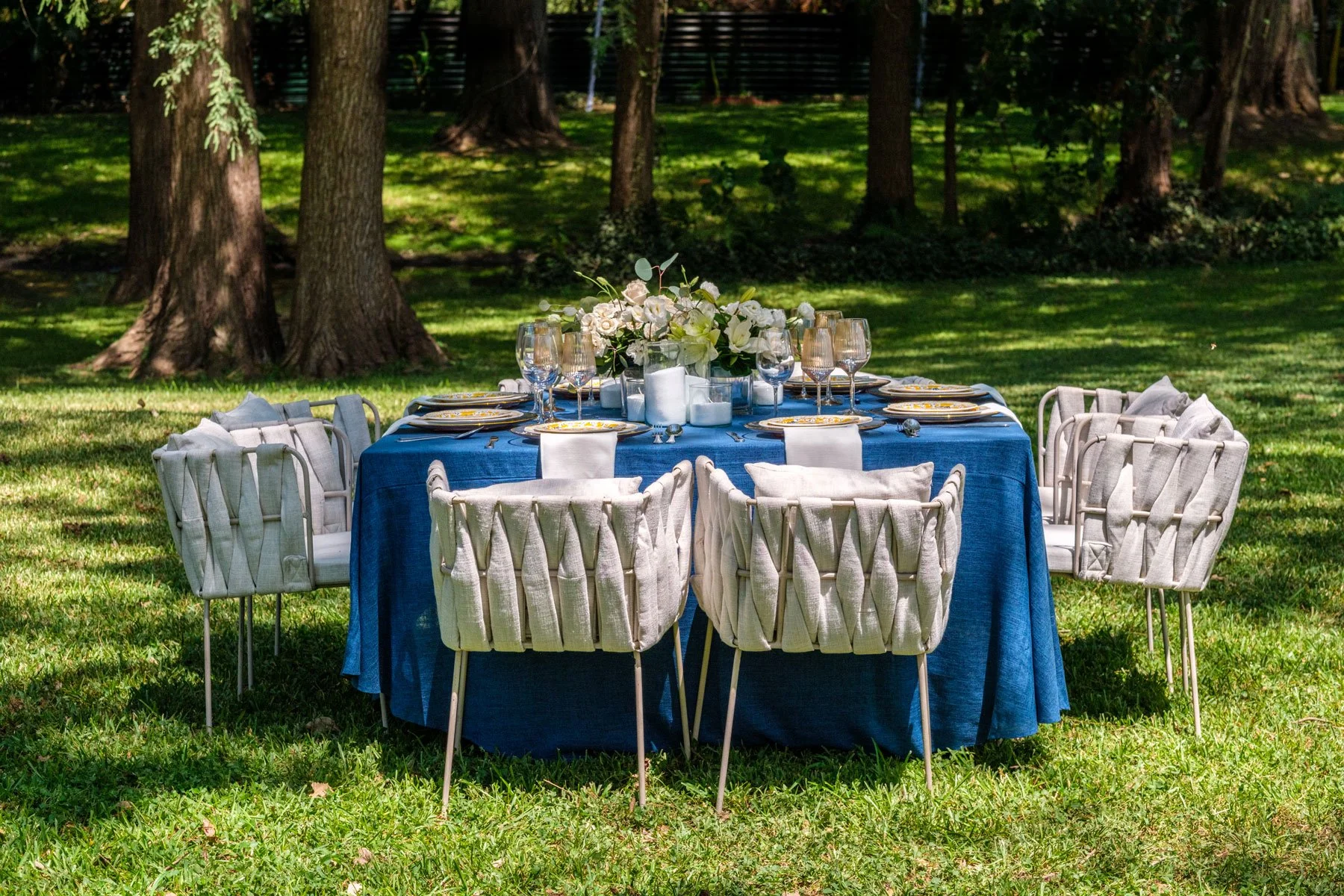 Cuadrada-SillasGris-MantelAzul-Setup-01.jpg
