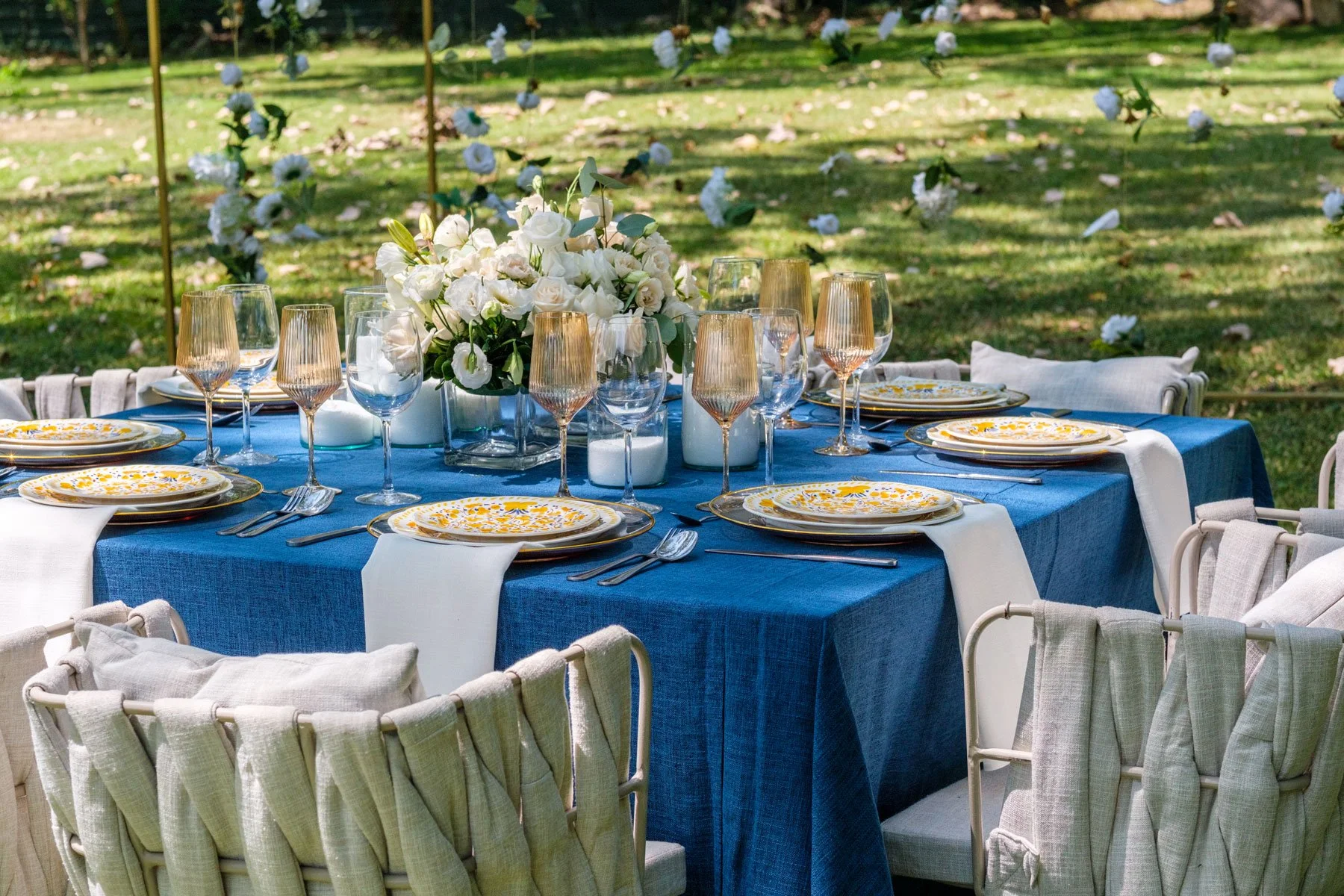 Cuadrada-SillasGris-MantelAzul-Setup-02.jpg