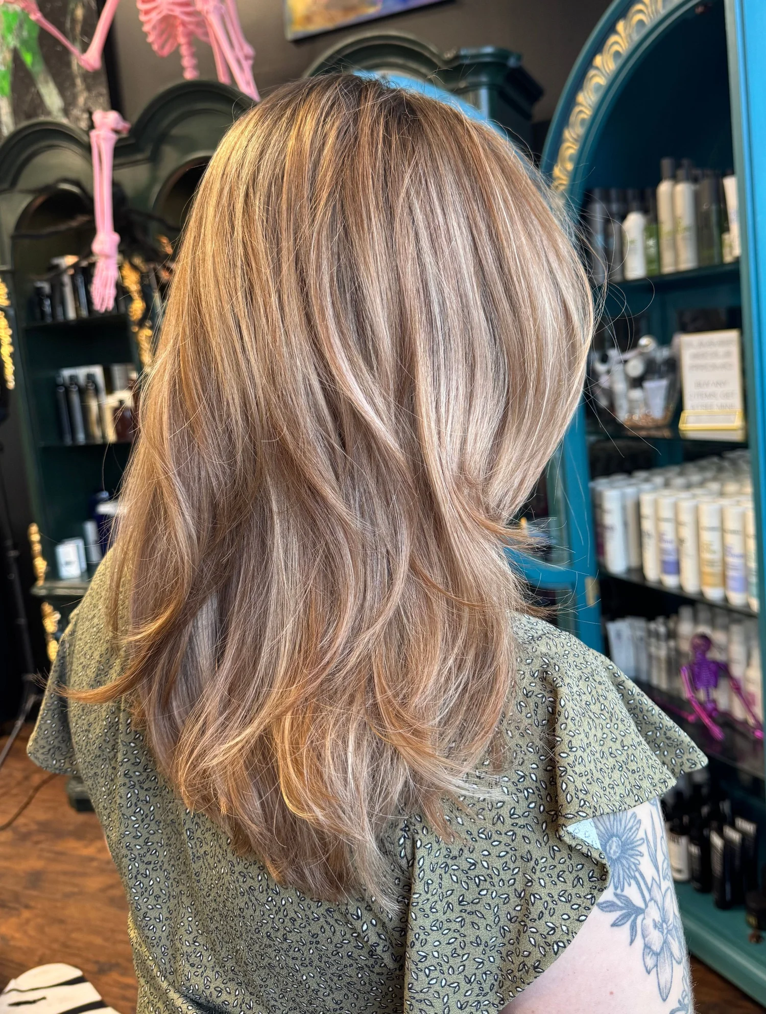 Dimensional, lived-in hair color
