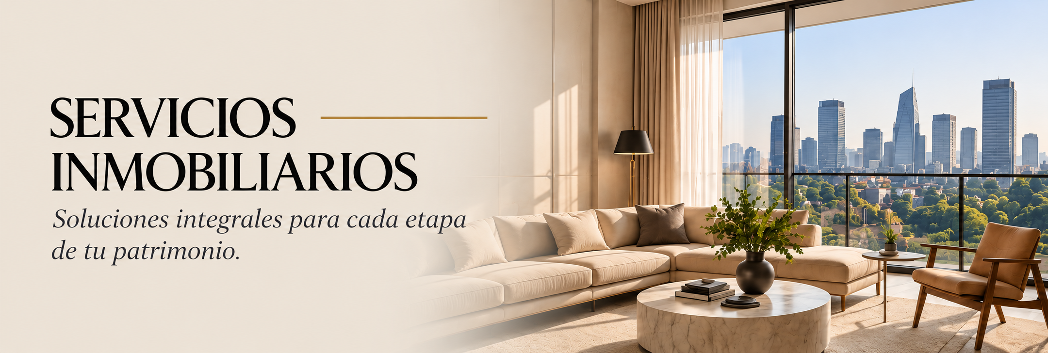 Una sala moderna con un sofá beige, una mesa de centro de mármol, una lámpara de pie negra y una vista a un skyline de ciudad desde un ventanal grande con cortinas beige