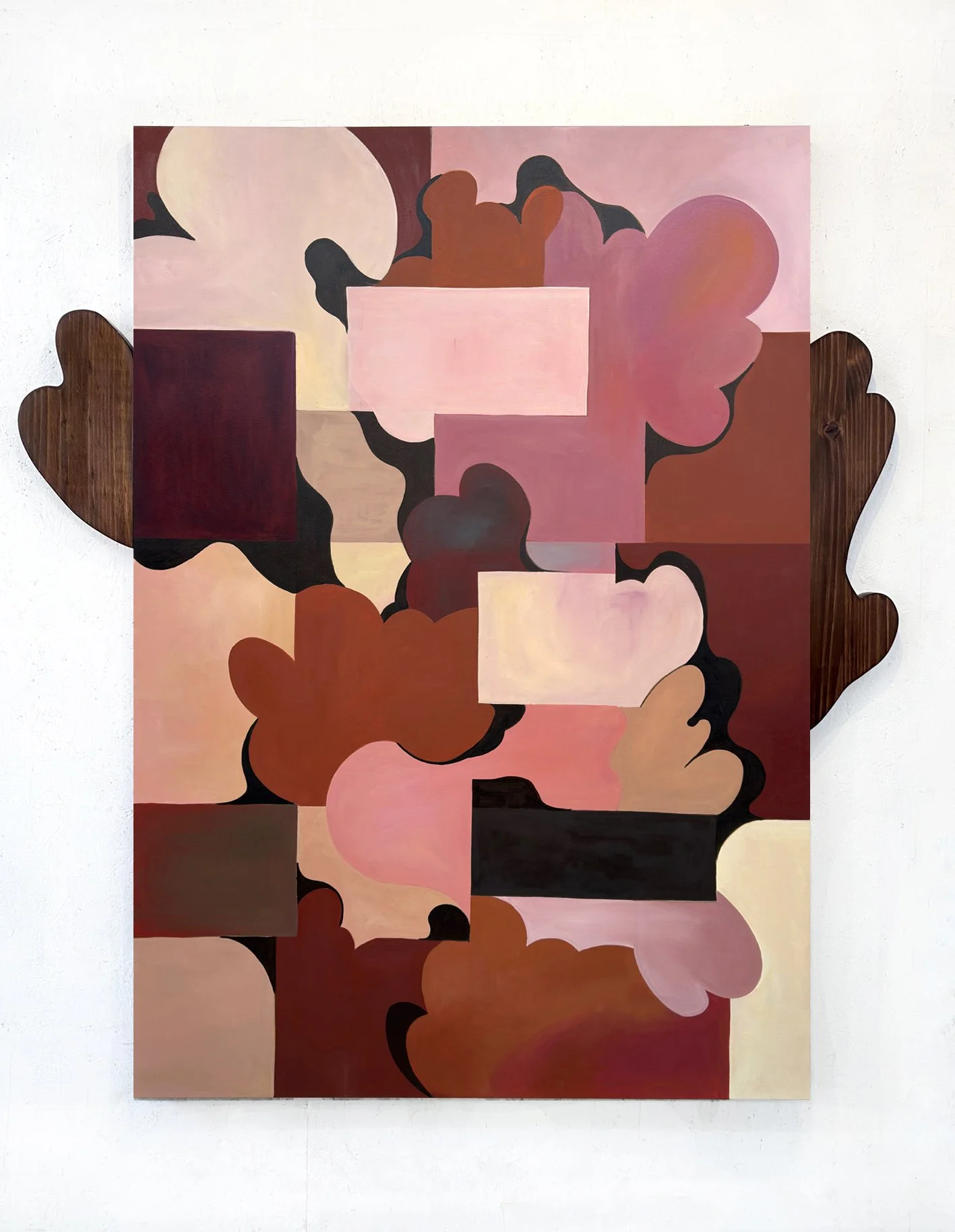 Pintura abstracta con formas y bloques en tonos rosa, rojo, negro y beige, con elementos de madera en los laterales.