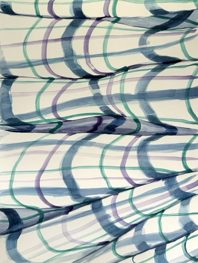 Dibujo abstracto con líneas onduladas en tonos azul, verde y morado en papel cuadriculado.
