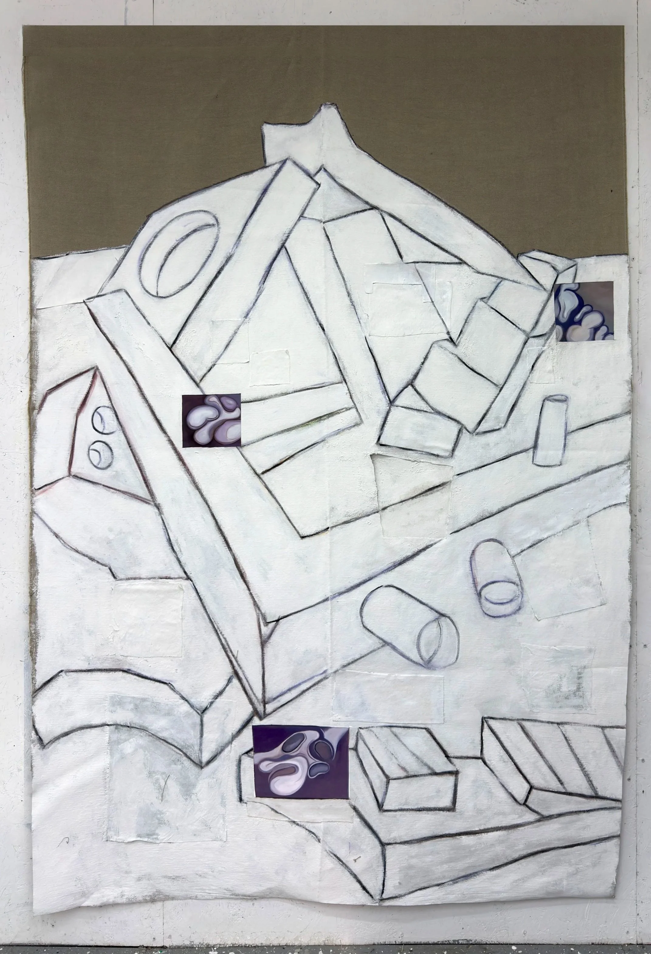Dibujo en blanco y negro de un desorden en una mesa con varias cajas y objetos, algunos con manchas de tinta o pintura, con dos stickers en la imagen.