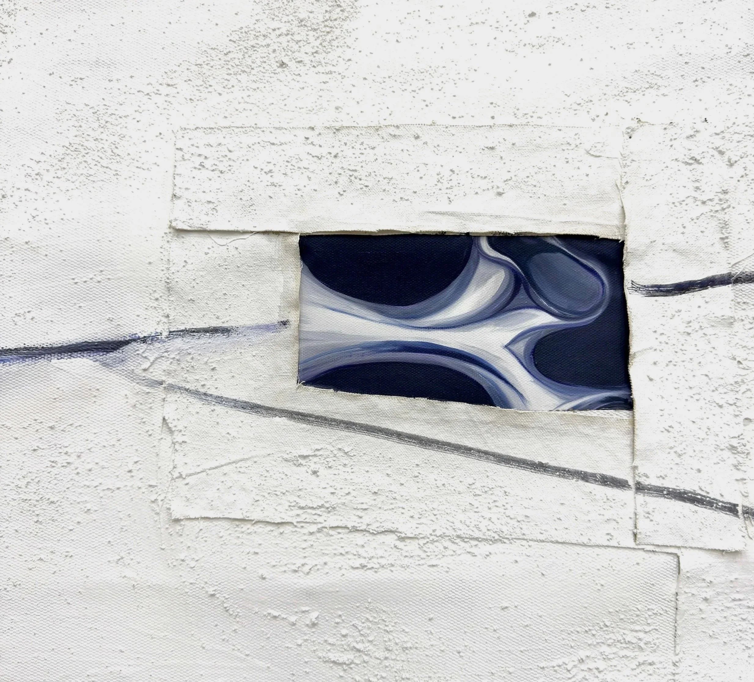 Sección de una pared de textura blanca con una abertura rectangular con un mural de arte abstracto en tonos azules y blancos.