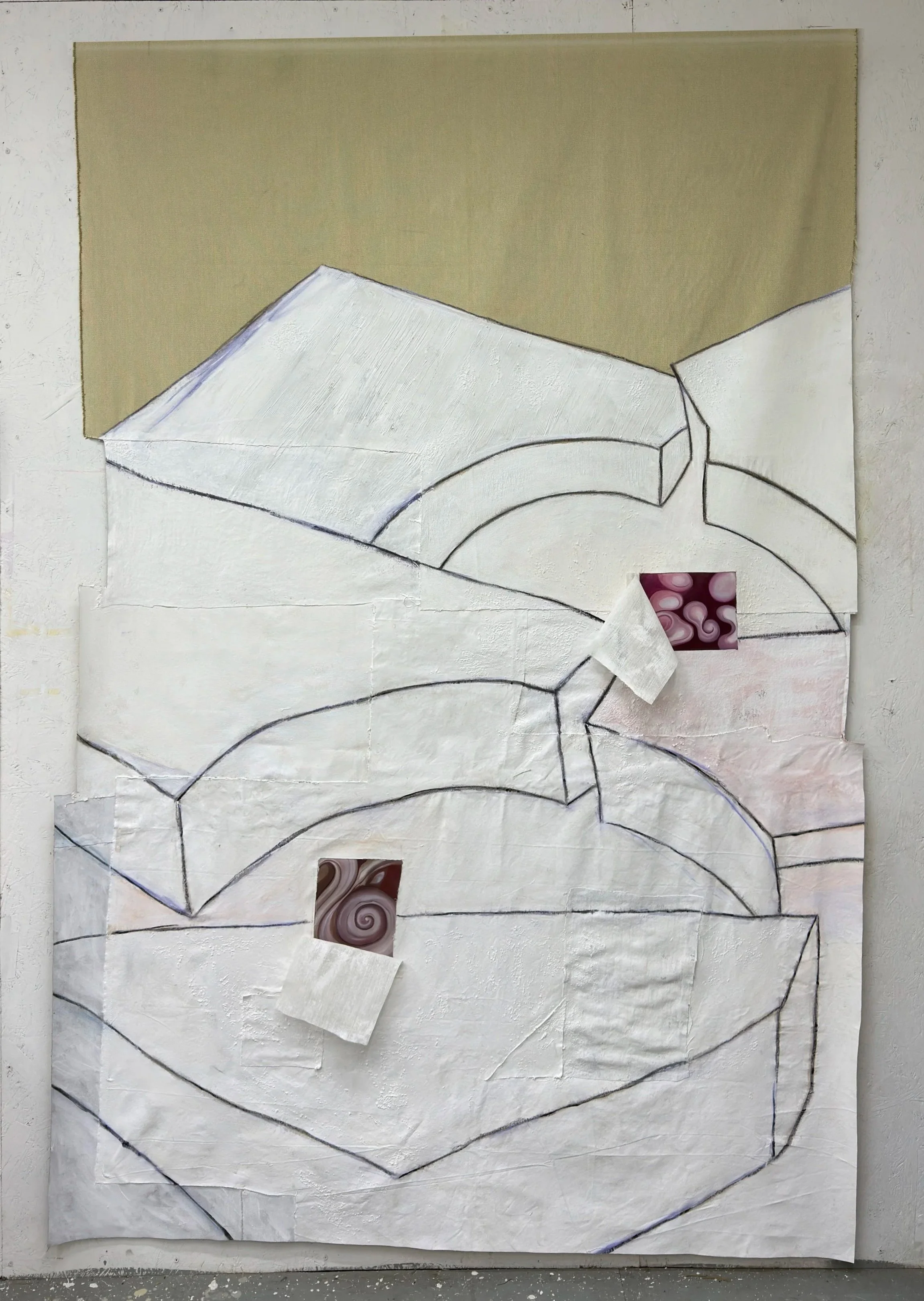 Cuadro con dibujo de formas geométricas y cuadros de papel con patrones de espirales morados y rosas, algunos de estos cuadros están pegados a la superficie del cuadro.