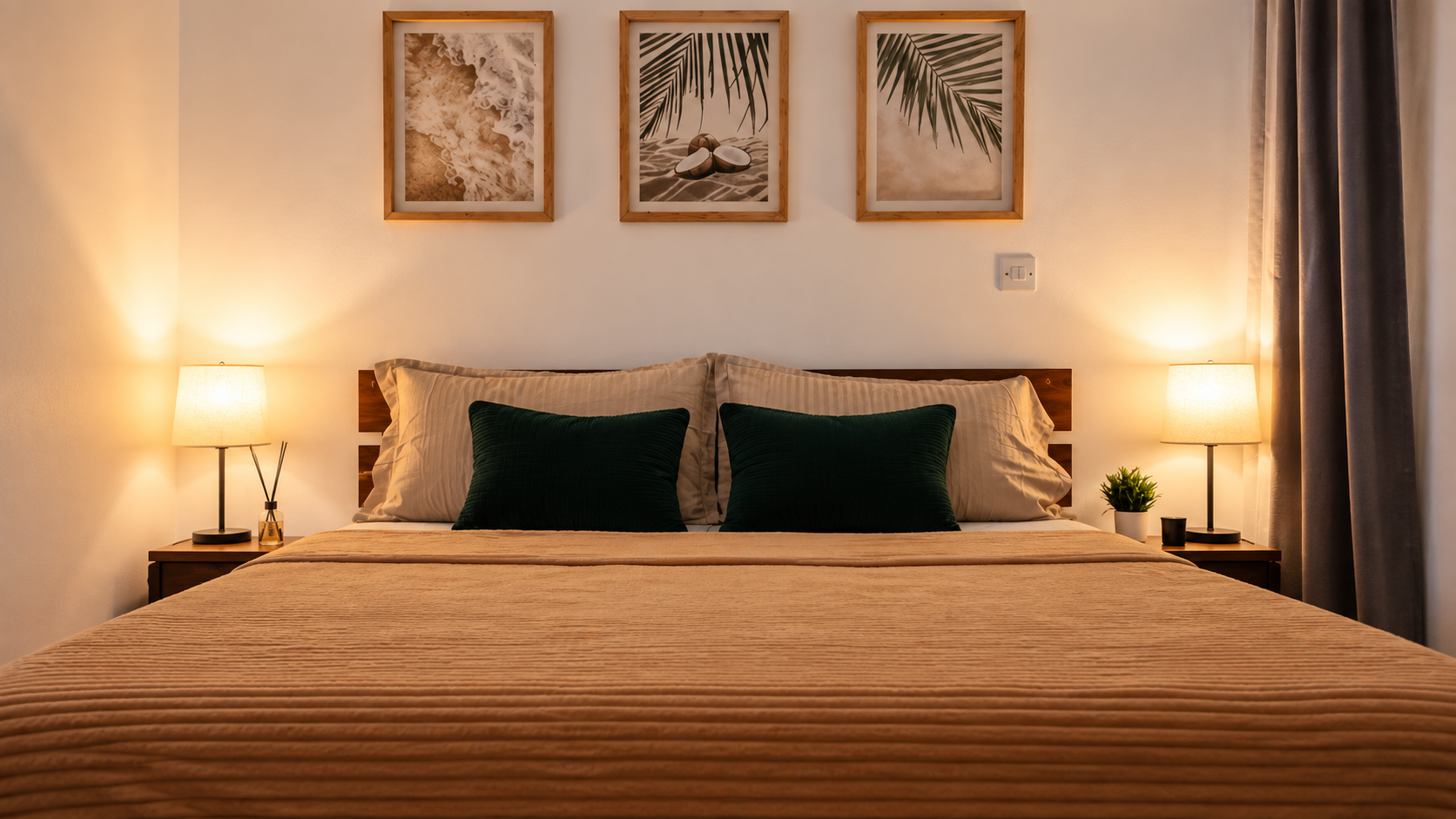 Palm Suite bedroom with comfortable bed, bedside lamps and green accent pillows.