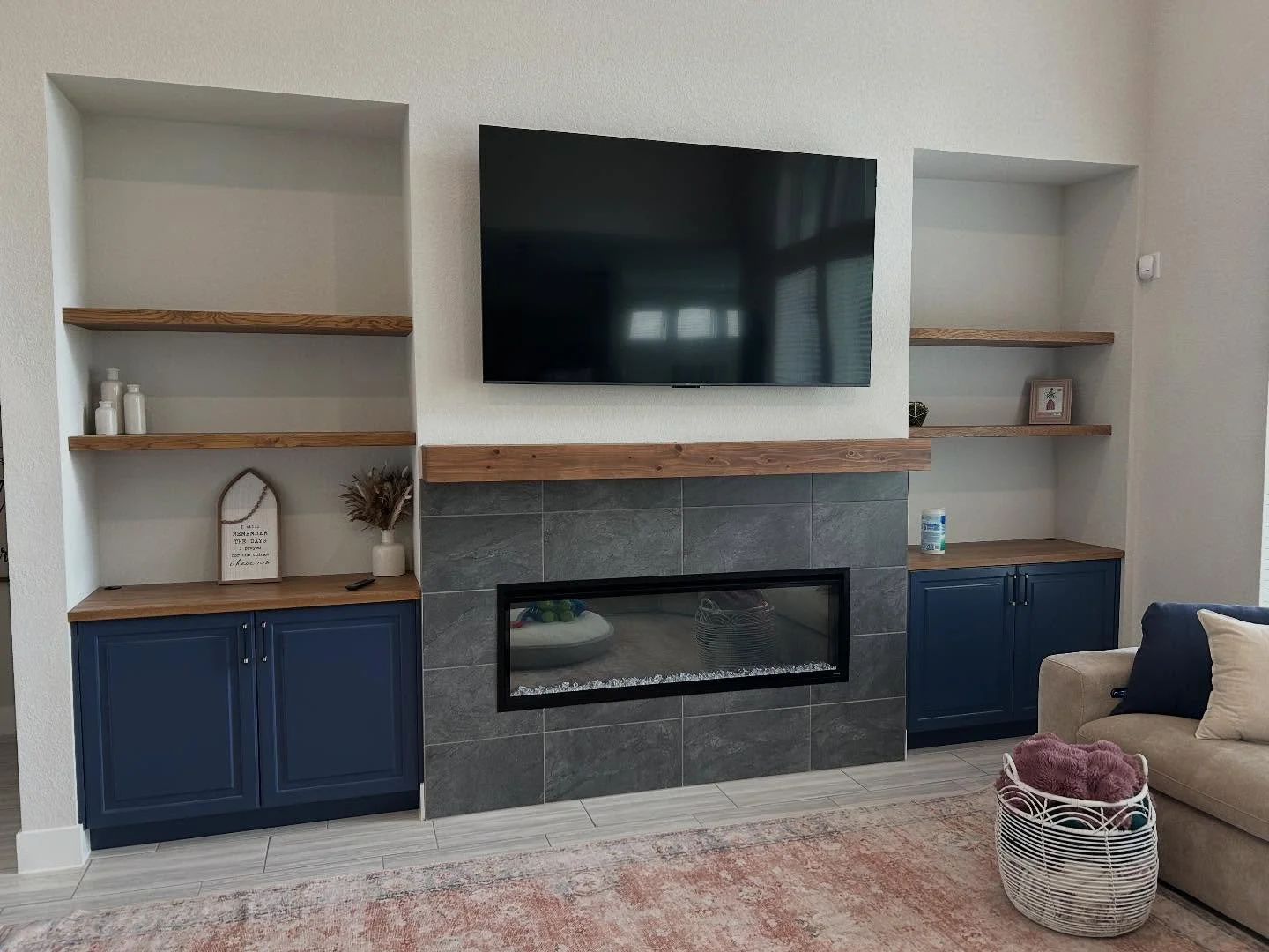 @6creeksliving 
#builtins #livingroom #carpentry#cabinetry