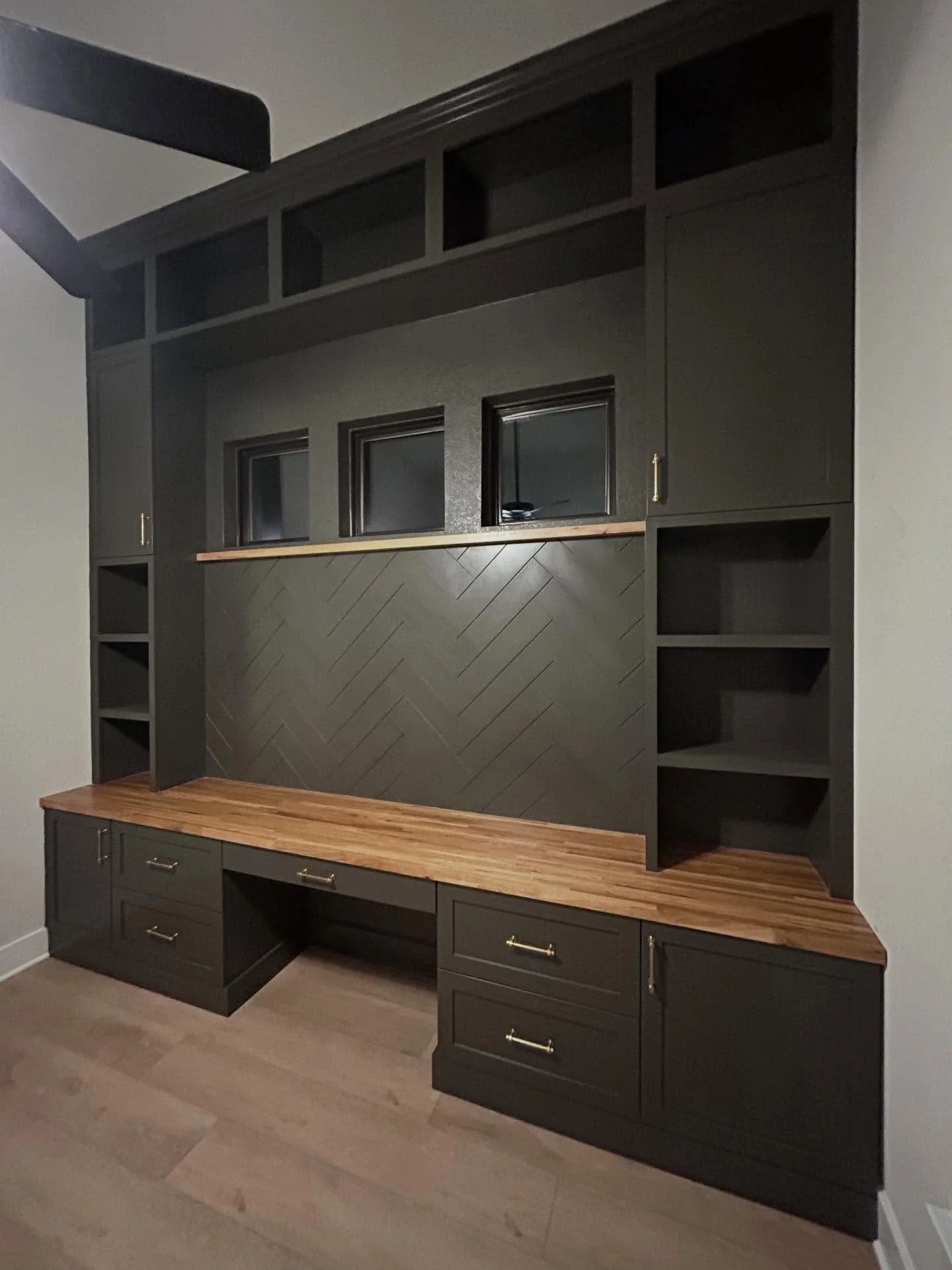 Offices like these make it hardly feel like &ldquo;working&rdquo; from home 😜 #officefurnituredesign #officedesigntrends #homeupgrades #newhome #builtins