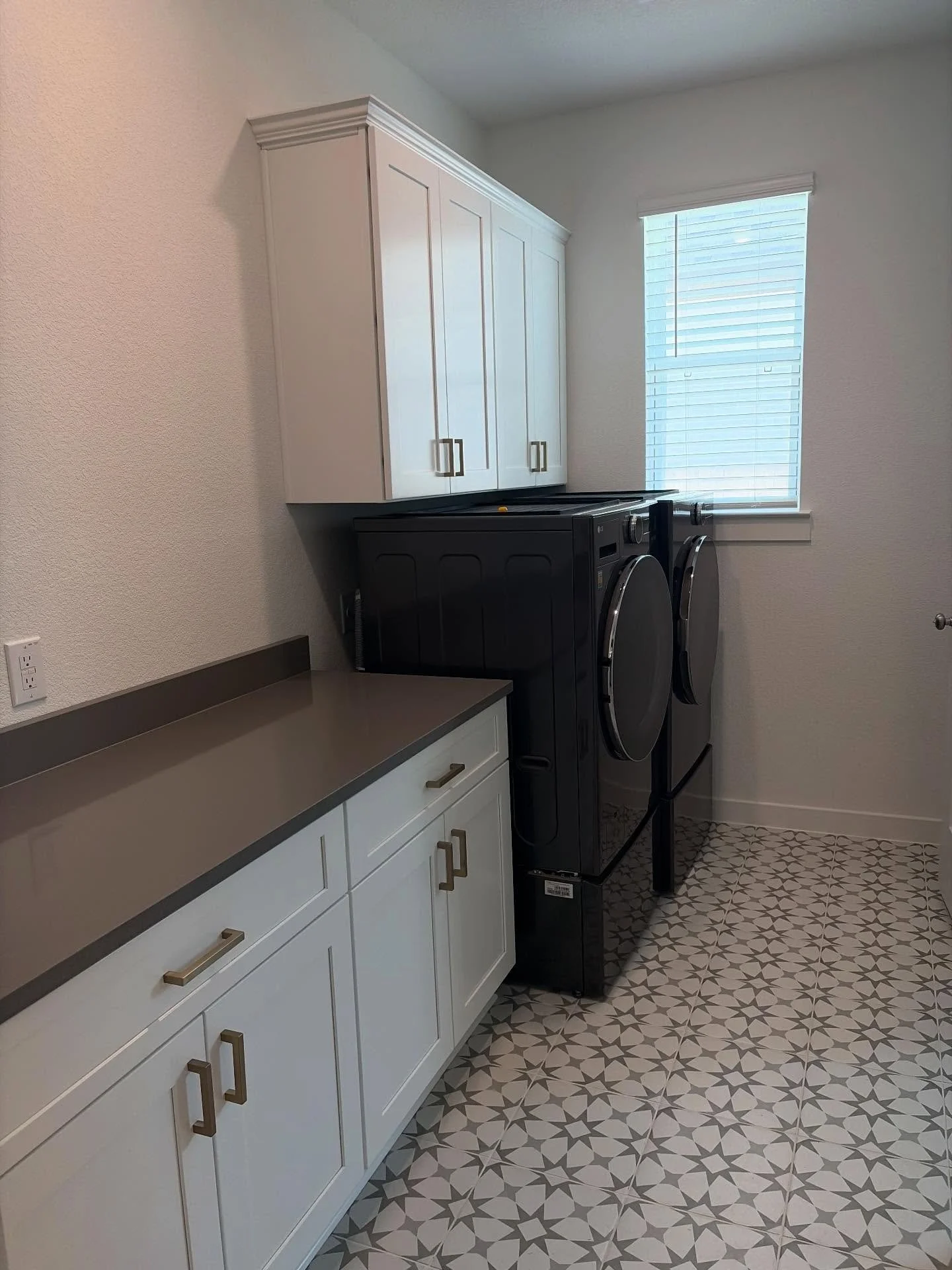 Check out this laundry room! 
#laundryroommakeover #sanmarcostx #storagesolution #atx #laundryroomstorage
