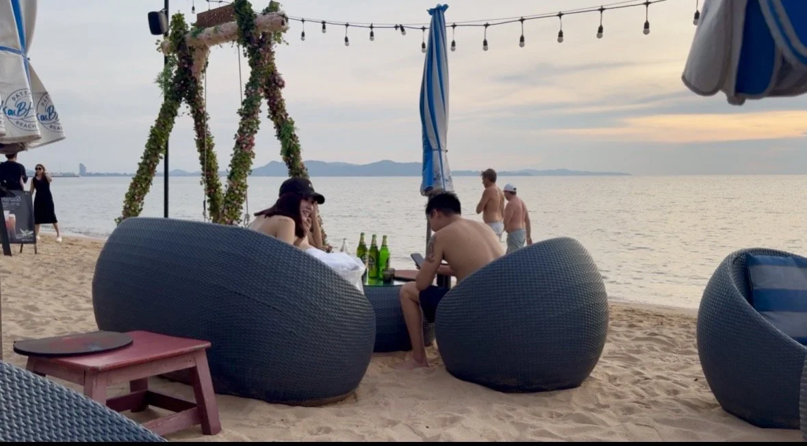 Oceanfront Dining in Na Jomtien - on the sand