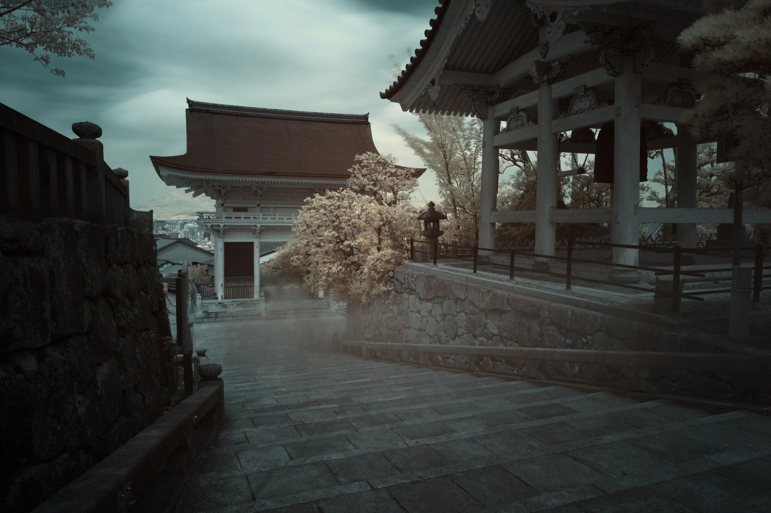 The beginning of an approach — Kiyomizu-dera, Kyoto · 清水寺
