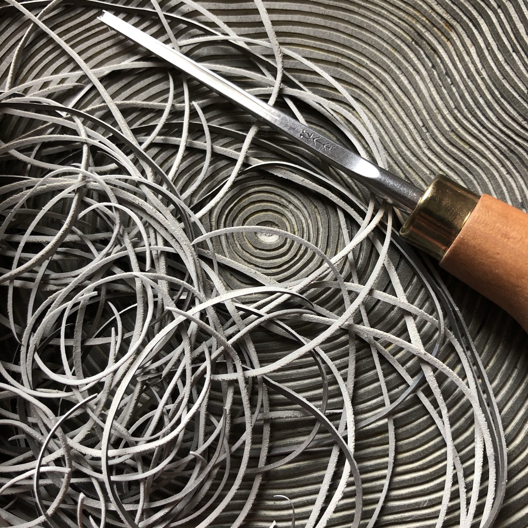 Linocut tool and linocut carving with offcuts