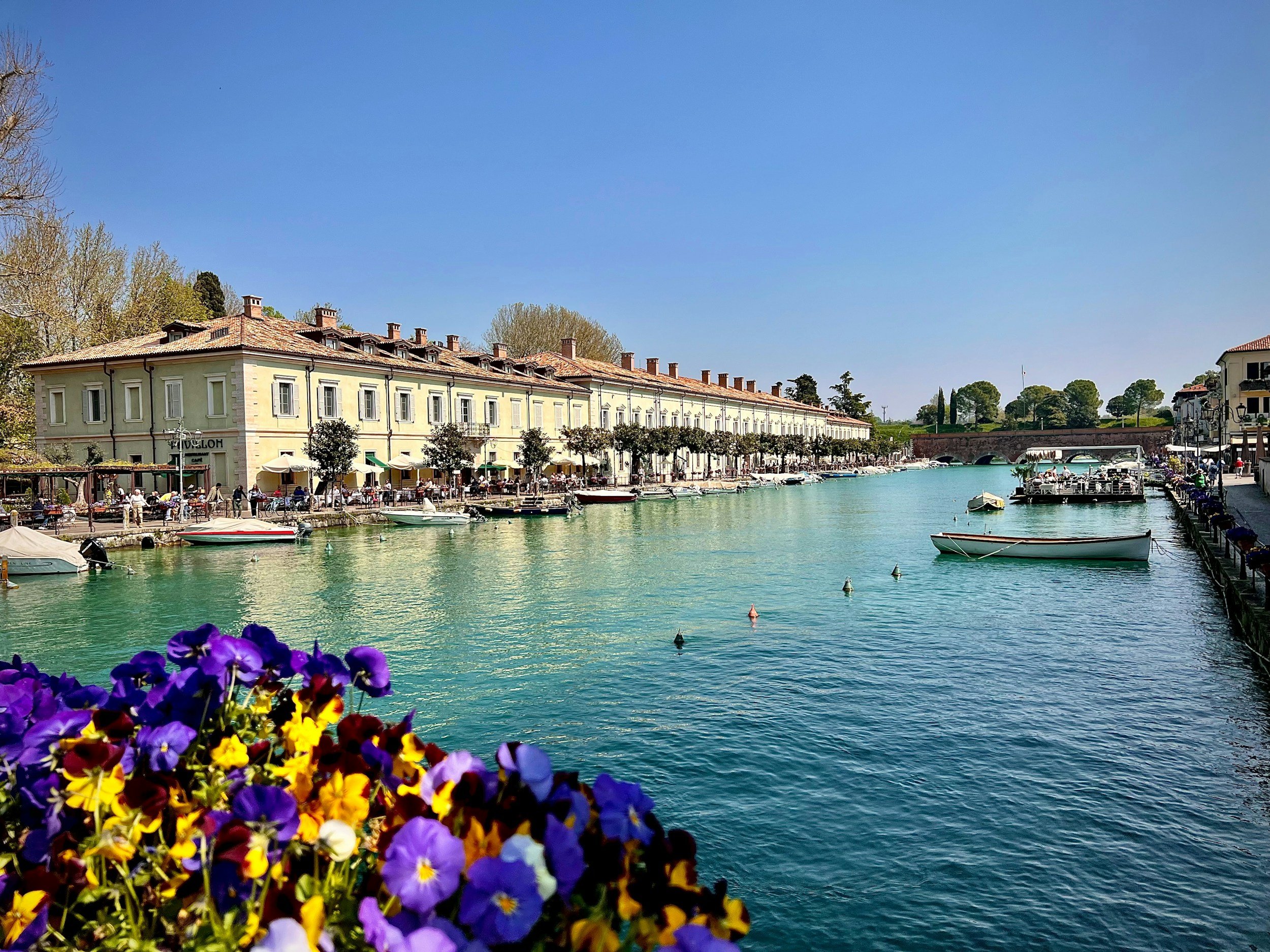 Il canale di Peschiera del Garda con le barche e il centro storico