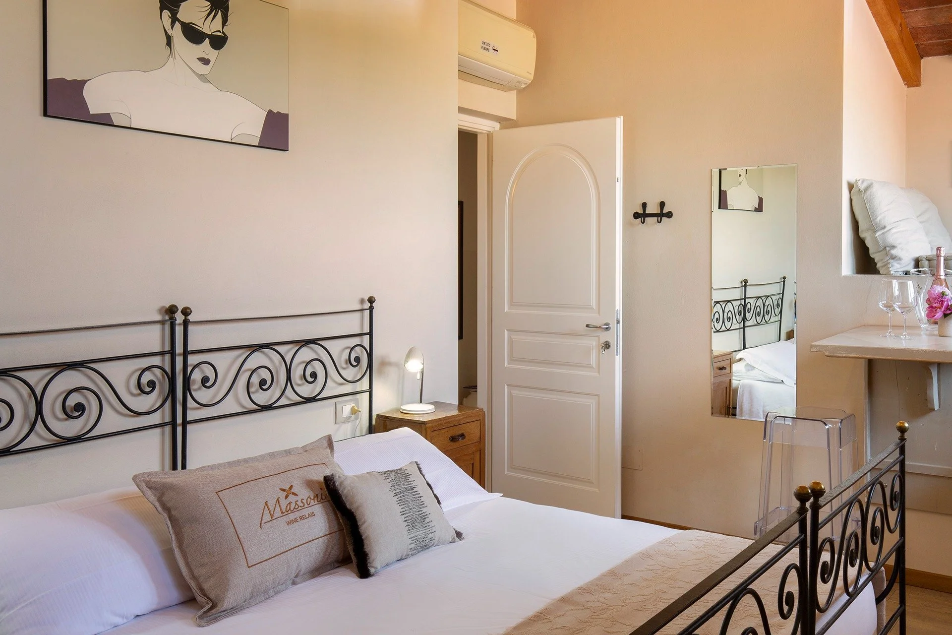 Double room with wrought-iron bed