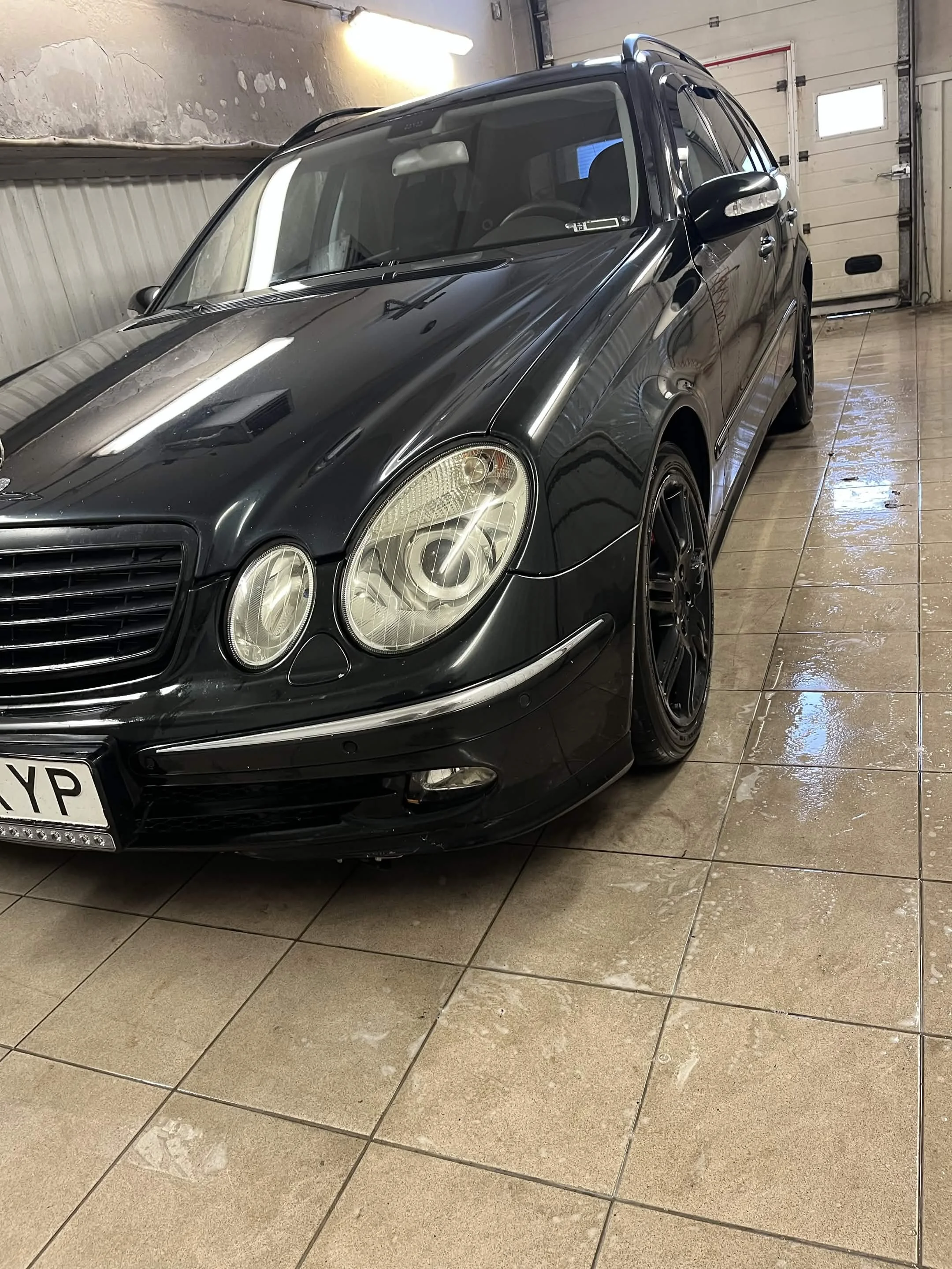 Must Mercedes-Benz oli pargitud garaaži, mille põrand oli kaetud läikivate, märgade plaatidega.