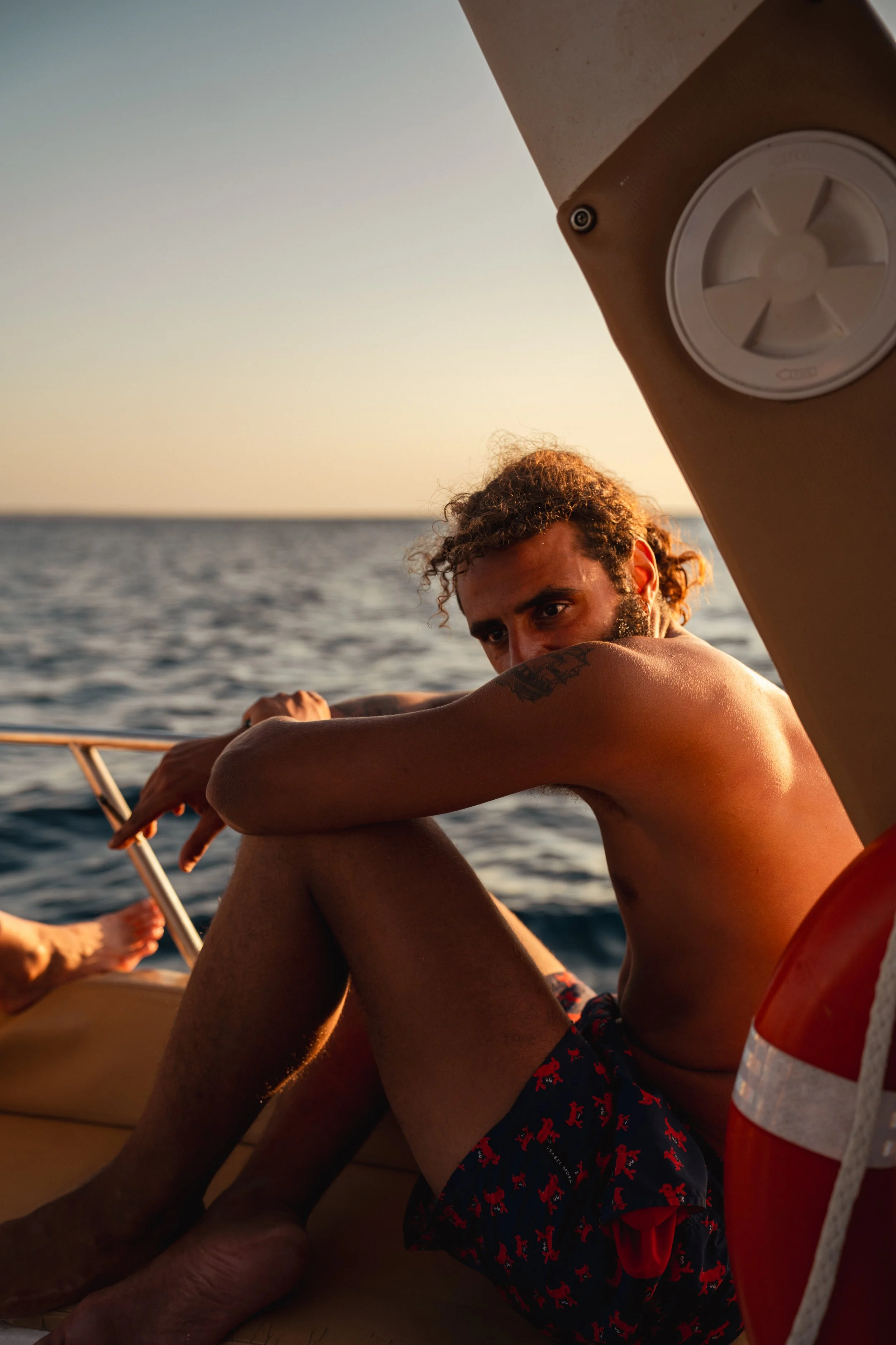 Tra il tramonto e il mare