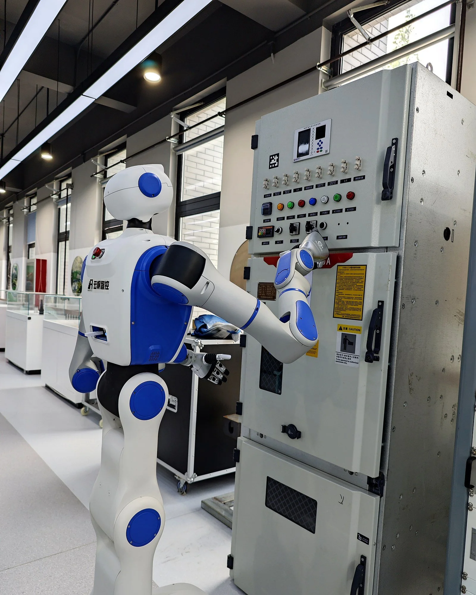 03_IA-Robotics_switchgear-operation.jpg