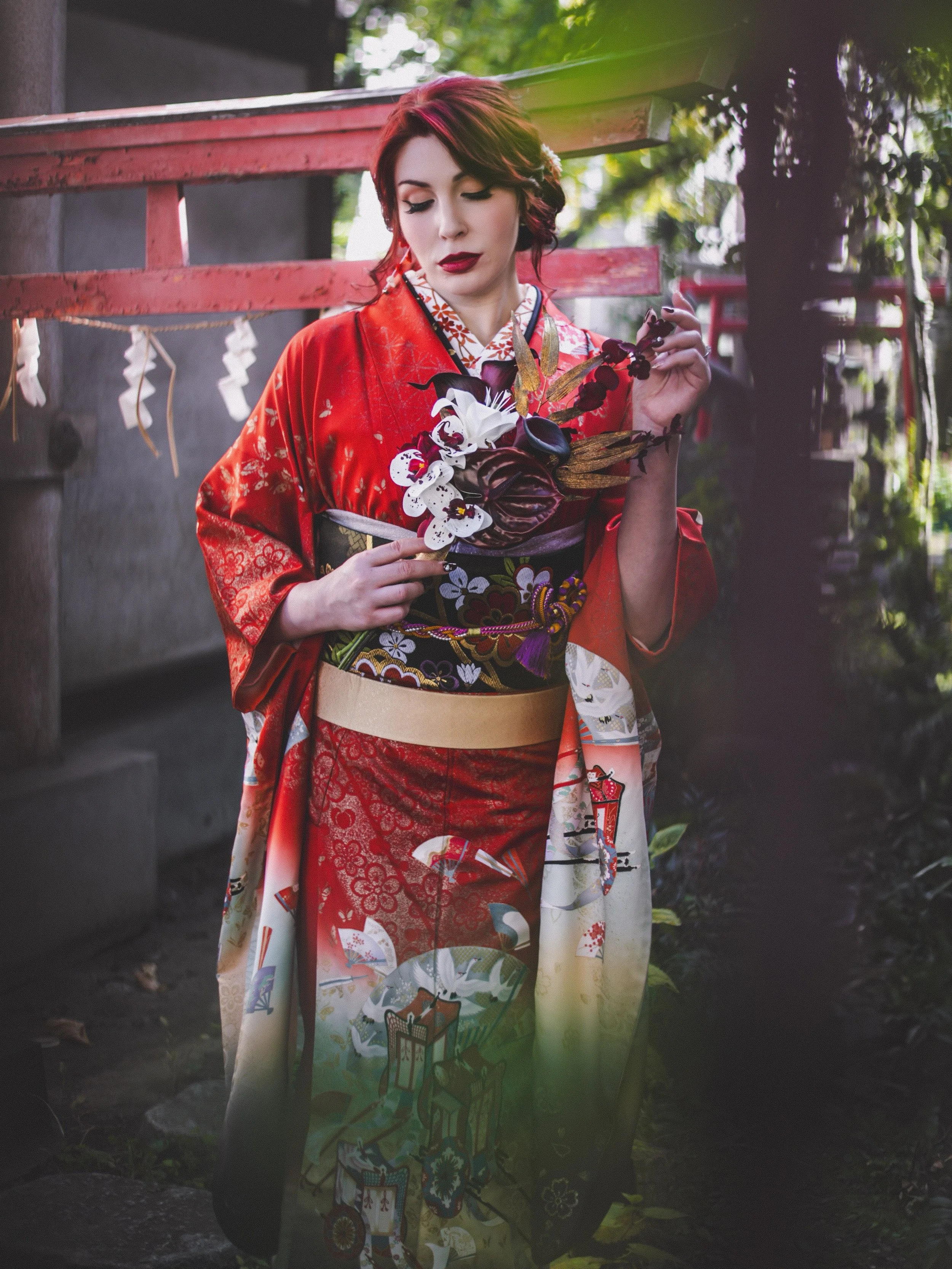 Furisode shoot for Amaya 🥀 @kalmia._.latifolia 

Time for something from November! The best season for portraits is here, if I could only have this light and weather all year round 🙏

I do all types of kimono and that of course includes furisode! W